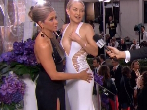 Το spanking της Jennifer Aniston στην Kate Hudson!