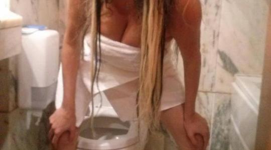 ΕΛΕΟΣ!! Διάσημη Ελληνίδα παρουσιάστρια βγάζει selfie την ώρα που χρησιμοποιεί την τουαλέτα!