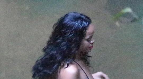 Δείτε την Rihanna να απολαμβάνει το μπάνιο της στη λίμνη με απίστευτα καυτή εμφάνιση!