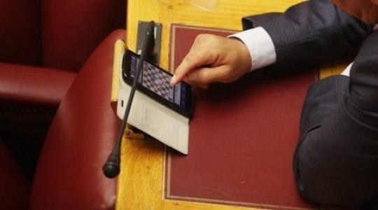 Κατάντια!! Ποιος βουλευτης παίζει παιχνίδια στο κινητό μέσα στη Βουλή την ώρα της συζήτησής για την ψήφο εμπιστοσύνης;