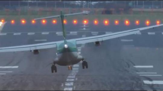 Δείτε τις συγκλονιστικές προσγειώσεις των αεροπλάνων που θα σας κόψουν την ανάσα!(βιντεο)