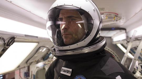 Ο Mark Strong στο διάστημα στο trailer του «Approaching the Unknown»