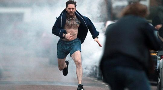 Tom Hardy… δείτε τον διάσημο ηθοποιό να τρέχει στους δρόμους με το μποξεράκι για καμπάνια κατά του καρκίνου!