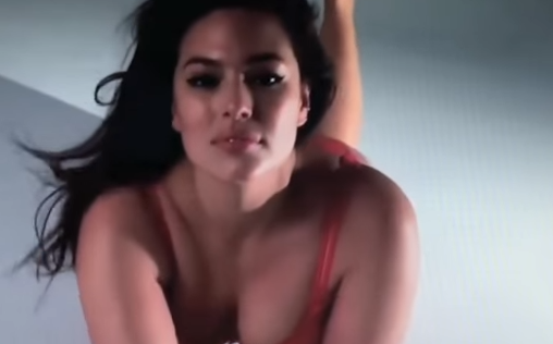 H Ashley Graham αποδεικνύει πως οι juicy γυναίκες είναι sexy