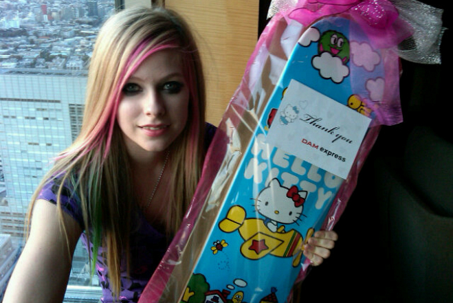 Ρατσιστικό το νέο βίντεο της Avril Lavigne για το τραγούδι Hello Kitty!