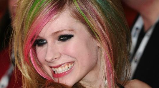 Τελικά δεν είναι έγκυος η Avril Lavigne…