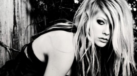 Κυκλοφόρησε το ολοκαίνουριο βίντεο για το κομμάτι “Smile” της Avril Lavigne…