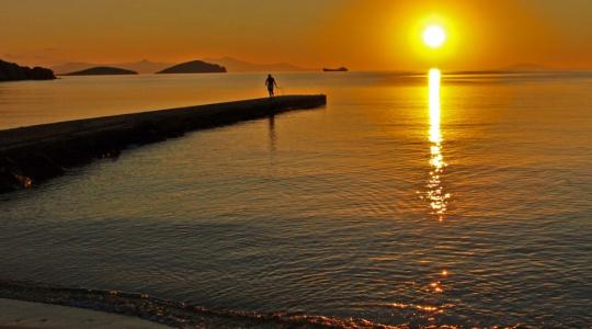 Οδοιπορικό στη Σύρο από ψηλά σε ένα βίντεο που «σαρώνει» το Διαδίκτυο