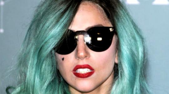 Η Lady Gaga και το θαλασσί μαλλί της βρέθηκαν στη εκπομπή “A current affair”…