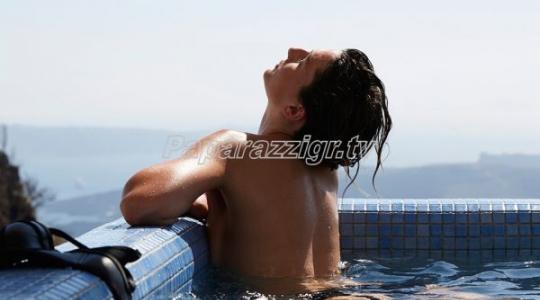Ελληνίδα μοντέλο εντελώς γυμνή στην πισίνα (pics)