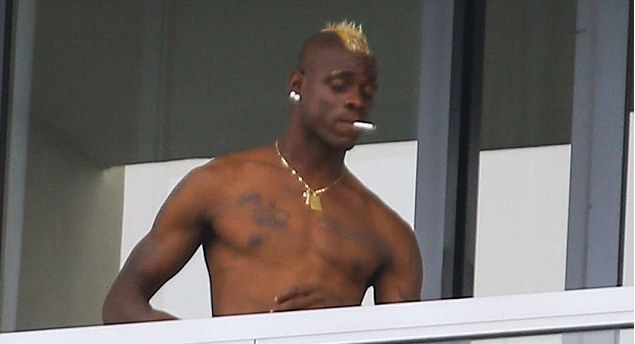 O Balotelli καπνίζει και απολαμβάνει τα μπάνια του με τη καυτή σύντροφό του!