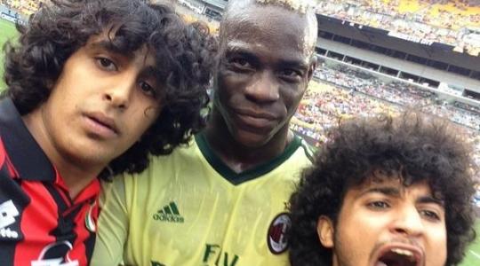 Μπήκαν στο γήπεδο για selfie με τον Mario Balotelli!