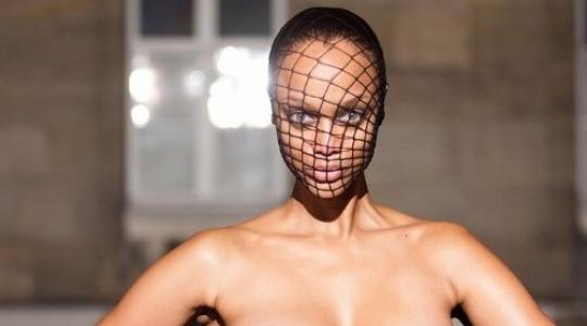 Με δικτυωτό καλσόν για μάσκα εμφανίστηκε η Tyra Banks!