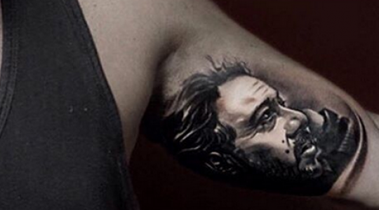 Ο Γιάννης Βαρδής έκανε τατουαζ το πρόσωπο του πατέρα του