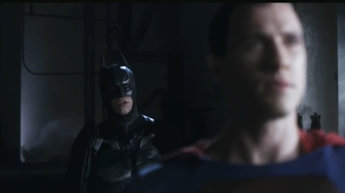 Ο Batman και ο Superman συζητούν την πιθανότητα συνεργασίας σε ένα video παρωδία.