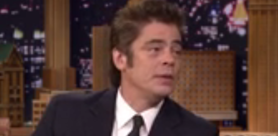 O Benicio Del Toro έσπασε τον καρπό του όταν ο Tommy Lee Jones έπεσε πάνω του