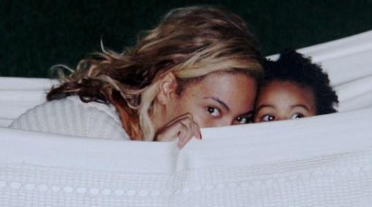 Μπάνιο μέσα σε… “χρυσάφι” έκαναν η Beyonce και η κόρη της!