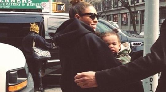 H Beyonce και στην αγκαλιά της η μικρή Blue Ivy