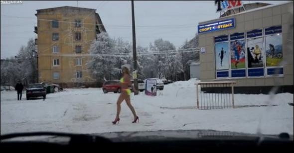 Μια Ρωσίδα με μπικινι σε χιονισμένο δρόμο!