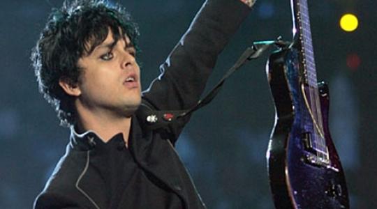 Τρελάθηκε ο τραγουδιστής των Green Day πάνω στην σκηνή! Έβριζε ασταμάτητα και κατέληξε σε κλινική!