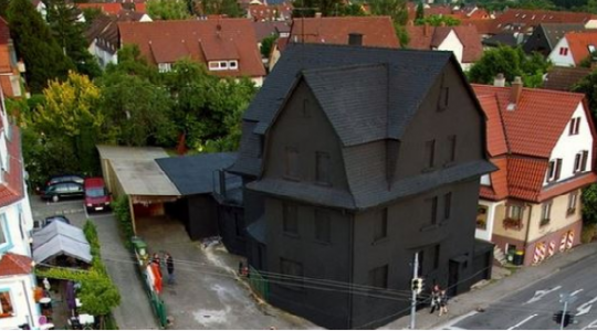 Το…μαύρο σπίτι εντυπωσιάζει!!