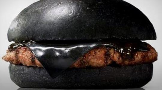 Νέα μόδα! Τo μαύρο burger από την Ιαπωνία στο πιάτο σας!