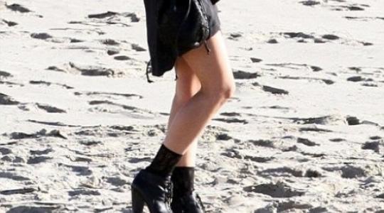 Φόρεσε τις μπότες της, το τακουνάκι της και πήγε.. παραλία!