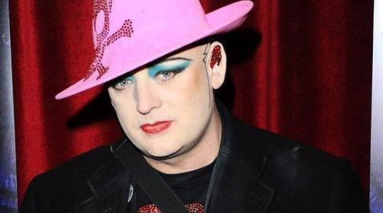 Boy George υπέρ.. «απολυμένου» John Galliano!