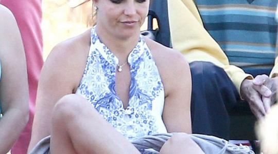 Britney Spears.. σήκωσε απρόσεχτα τα πόδια της ενώ φορούσε φόρεμα και…