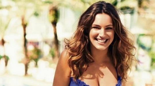 Η Kelly Brook παίζει στην πισίνα και αναστατώνει κόσμο…!!