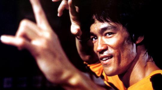 Πεντάχρονο μιμείται τέλεια τις κινήσεις του Bruce Lee σε ένα απίστευτο βίντεο