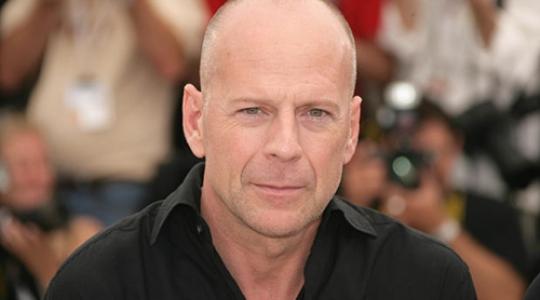 Bruce Willis: Διαφημίζει τη νέα του ταινία με παρωδία του Twilight!