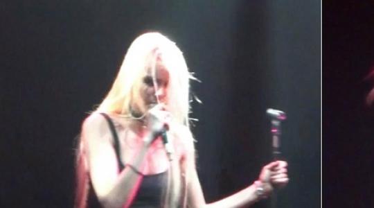Η Taylor Momsen τραγουδάει στην σκηνή, αλλά όλοι προσέχουν την μεγάλη αποκάλυψη κάτω από το φόρεμά της.!