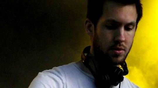 Ο Calvin Harris δοκιμάζει κομμάτια ακόμη και στη τουαλέτα…