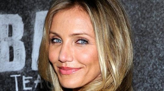 Η Cameron Diaz, καλεσμένη στο show του Letterman… τον ταϊζει ποπκορν..!