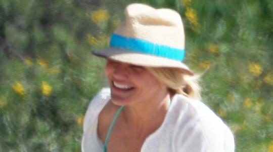 Cameron Diaz…έτρεχε ανέμελα στη παραλία και το στήθος της σε κοινή θέα!