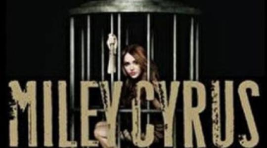Η Miley Cyrus φυλακισμένη στο κλουβί.