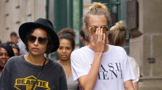 Cara Delevingne & Zoe Kravitz έβγαλαν τα καλλίγραμμα πόδια τους και