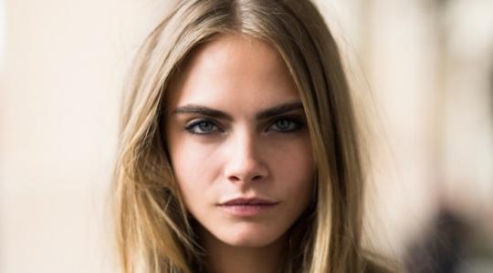 H Cara Delevingne μας εύχεται Καλές Γιορτές με τον πιο περίεργο τρόπο