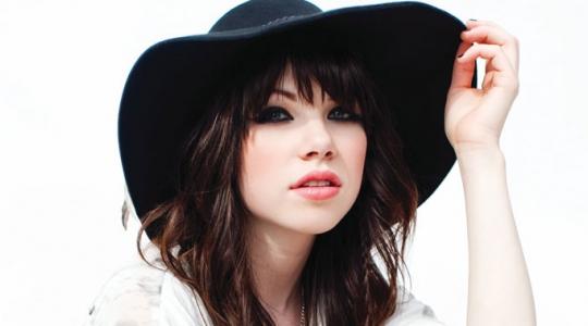 “TONIGHT I’M GETTING OVER YOU” ΜΑΣ ΤΡΑΓΟΥΔΑΕΙ Η CARLY RAE JEPSEN!