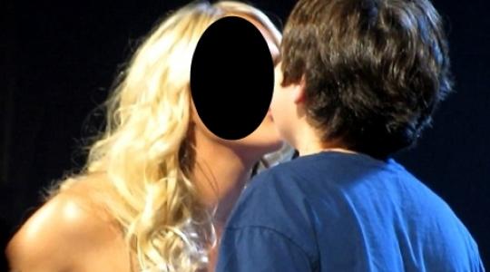 Γνωστή τραγουδίστρια φίλησε στο στόμα 12χρονο πάνω στην σκηνή!