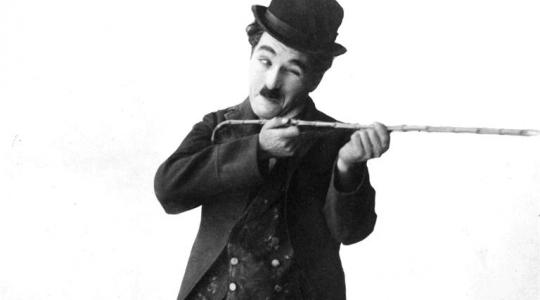 Απίστευτη φωτογραφία… Έχετε δει ποτέ τον Charlie Chaplin χωρίς το μακιγιάζ του;