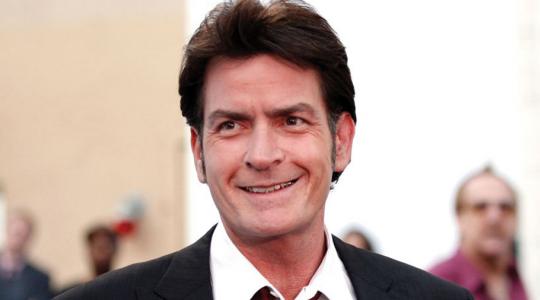 CHARLIE SHEEN: ΔΙΑΣΗΜΗ ΤΡΑΓΟΥΔΙΣΤΡΙΑ ΗΘΕΛΕ ΝΑ ΧΟΡΕΨΕΙ ΓΥΜΝΗ ΜΠΡΟΣΤΑ ΤΟΥ!