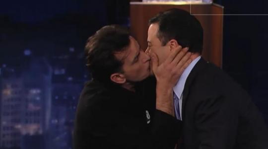 Σε ποιον άντρα έδωσε φιλί ο Charlie Sheen και μάλιστα σε ζωντανή εκπομπή;