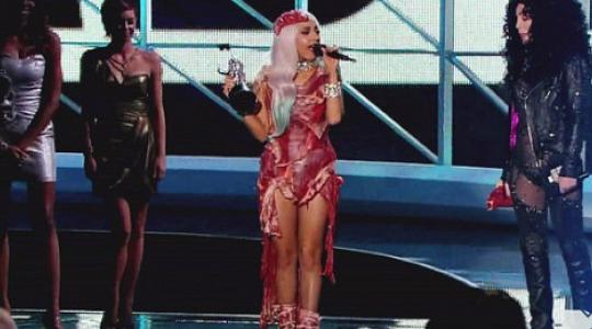 Lady Gaga και Cher…. θυμάστε την τραγική τους εμφάνιση στα MTV Awards…? Δείτε την τώρα και σε έκδοση Barbie..!