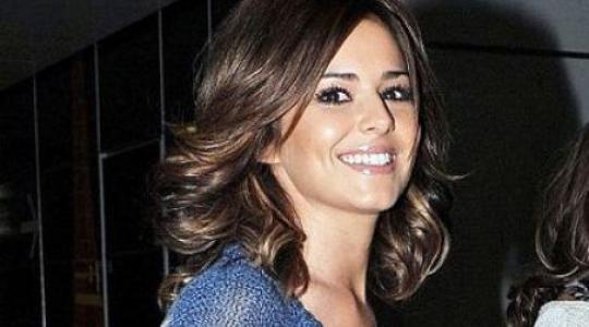 Aνανεωμένη με κοντό μαλλί στο Παρίσι η Cheryl Cole!