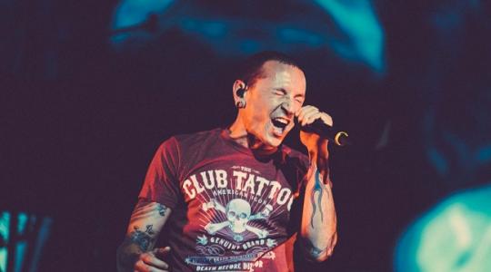 RIP Chester Bennington. Σοκαρισμένη η παγκόσμια μουσική σκηνή από την αυτοκτονία του τραγουδιστή των Linkin Park.