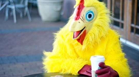 Ποιος πασίγνωστος Hollywoodιανός ηθοποιός ντυνόταν κοτόπουλο για να βγάλει τα προς το ζην πριν γίνει διάσημος;
