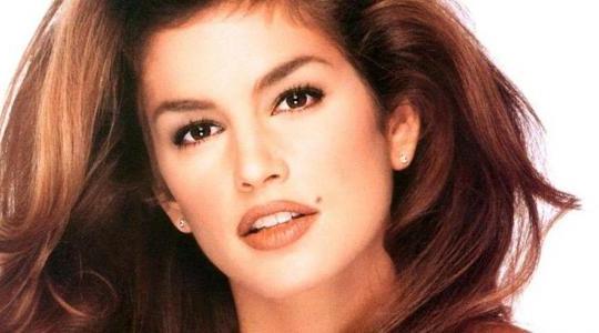 Η CINDY CRAWFORD ΞΕΔΙΨΑ, ΚΑΙ ΕΜΕΙΣ ΜΑΖΙ ΤΗΣ! ΔΕΙΤΕ ΤΗΝ ΣΕ ΔΙΑΦΗΜΙΣΤΙΚΟ