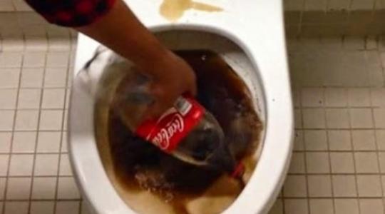ΣΟΚ! Δείτε τι κάνει η Coca-Cola αν τη ρίξετε σε μια βρώμικη τουαλέτα!